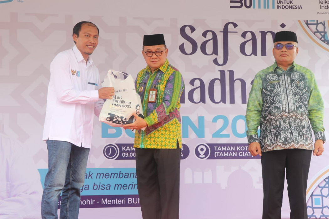 PT Telkom mengadakan Safari Ramadhan BUMN 2023 dengan membagikan 1000 paket sembako murah untuk masyarakat di Taman Giat Tanjung, Tabalong, Kalsel.