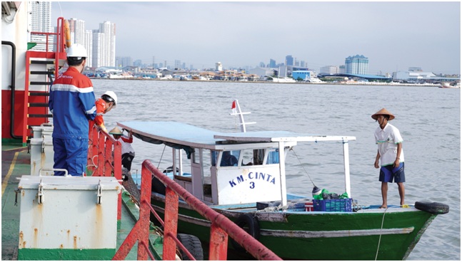 Stasiun Pengisian Bahan Bakar Umum (SPBU) Apung di Kepulauan Seribu Utara, banyak membantu nelayan setempat.