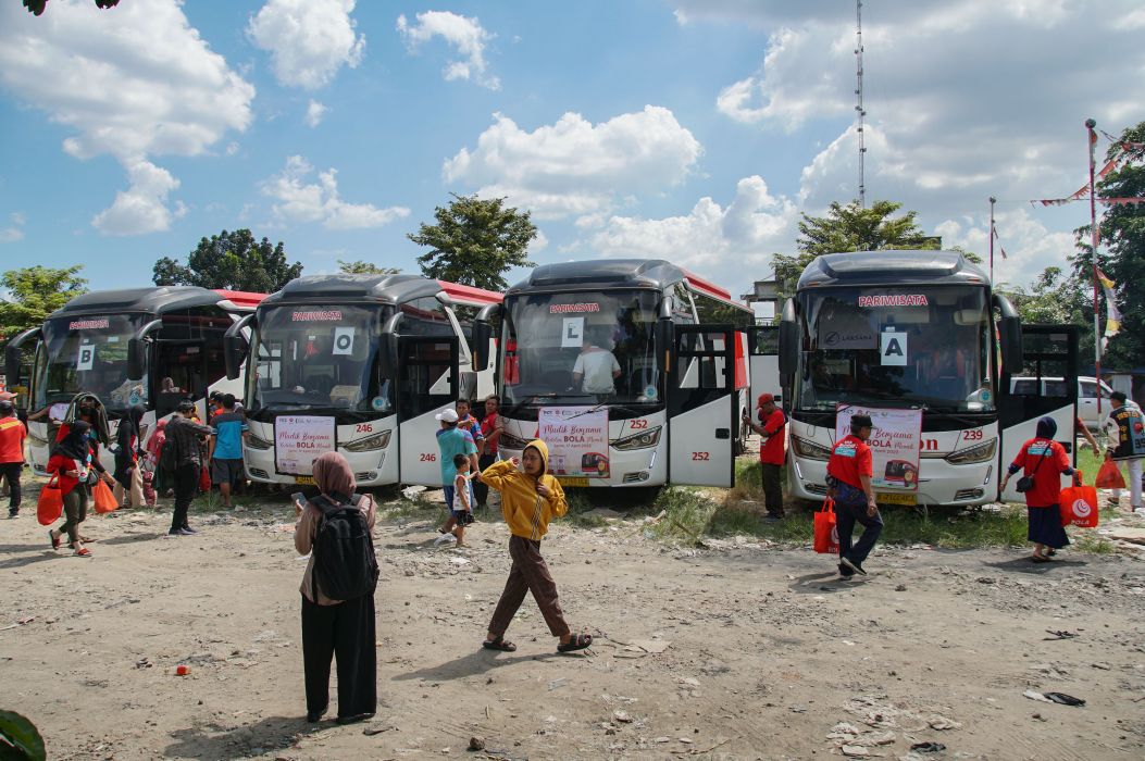 Ratusan perajin tahu tempe ikut mudik gratis Bapanas dan PT FKS MA ke Pekalongan dan Pemalang di Semanan, Jakarta Barat, Senin (17/4).