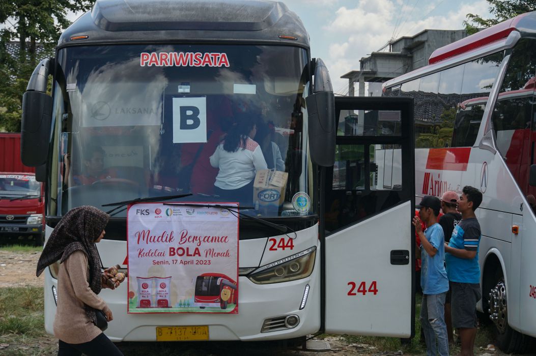 Ratusan perajin tahu tempe ikut mudik gratis Bapanas dan PT FKS MA ke Pekalongan dan Pemalang di Semanan, Jakarta Barat, Senin (17/4).