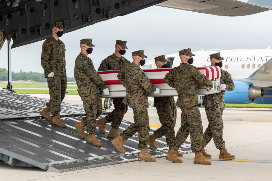 entara Marinir AS membawa peti jenazah Sersan Darin T Hoover di Pangkalan Udara Militer AS,Delaware, AS, pada Agustus 2021.