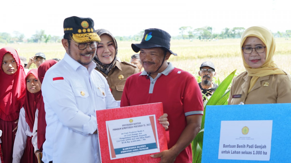 Mentan SYL Bersyukur Kabupaten Klaten Panen Padi IP400