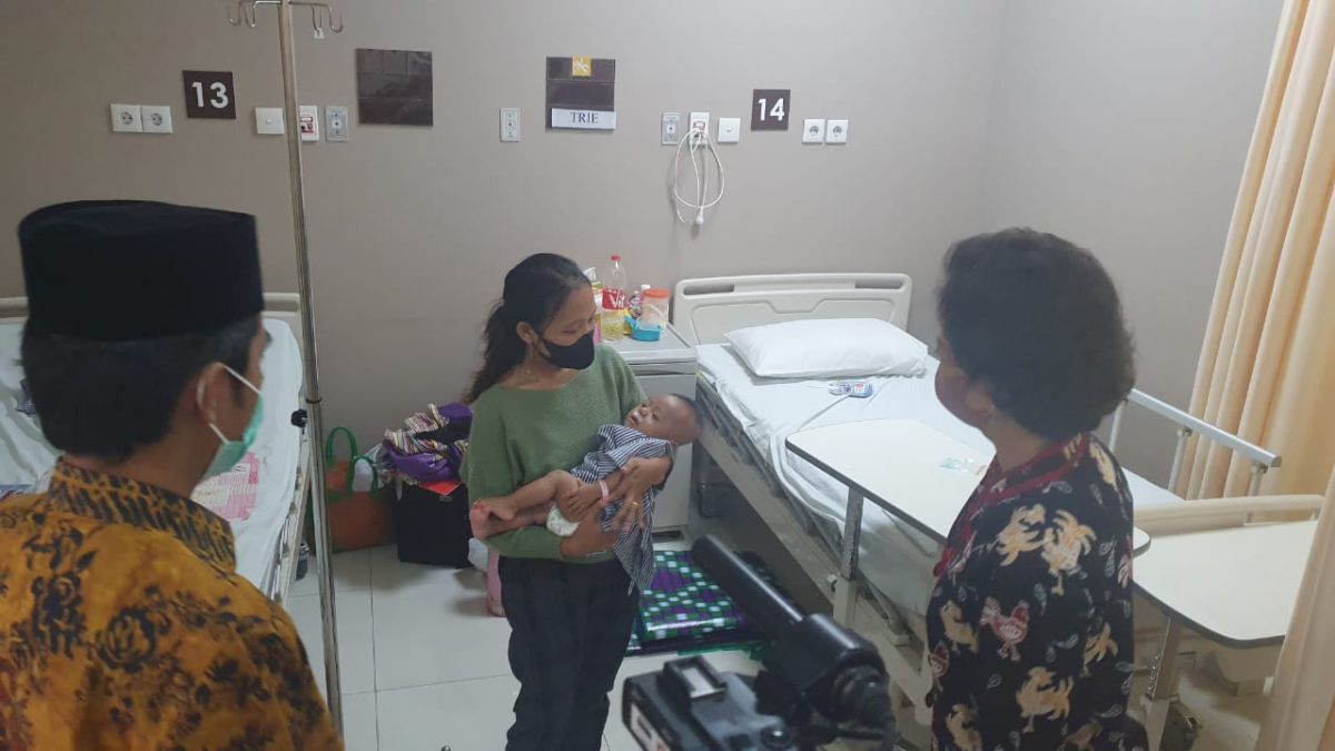 Salah satu pasien peserta Operasi Gratis Bibir Sumbing dikunjungi Ketua Yayasan Syubbanul Wathon KH.Achmad Izzudin dan Direktur Siloam Hospitals Monica Lambong.