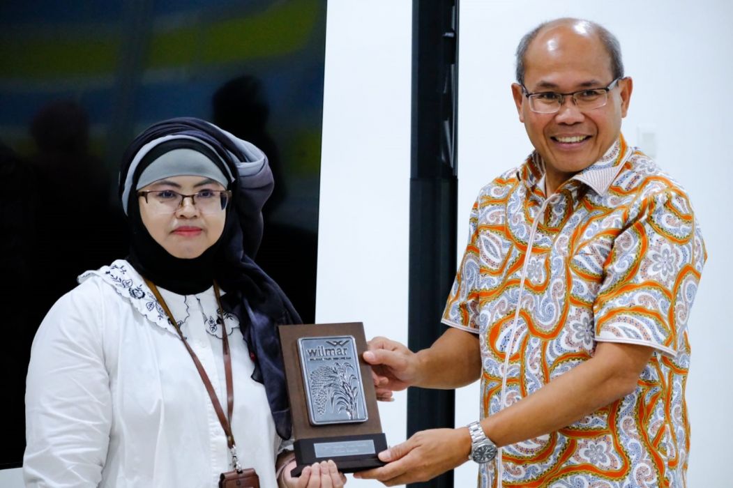 Kepala Pusat Rekayasa Genetika BRIN Ratih Asmana Ningrum menerima cinderamata dari Rice Business Head PT WPI Saronto usai konferenai pers dengan media di kantor BRIN, Cibinong.