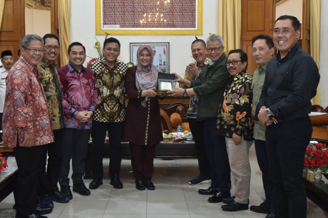 Anggota Komisi II DPR RI Iip Miftahul Choiri dalam foto bersama usai mengikuti pertemuan di Kantor Bupati Pandeglang, Rabu (24/5).