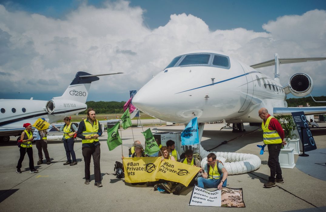 Protes Penggunaan Jet Pribadi, Para Aktivis Lingkungan Duduki Bandara Jenewa