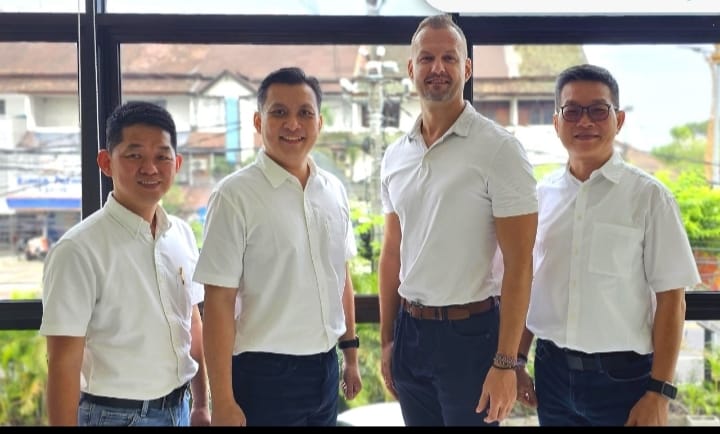 Kiri ke kanan - Direktur Nusanet Anan Lowell, berfoto bersama BM Nusanet Lampung dan Palembang, Guruh Mandala, Pavel Pohl, CEO Nettify, dan Usin Darmalim, BM Nusanet Surabaya.
