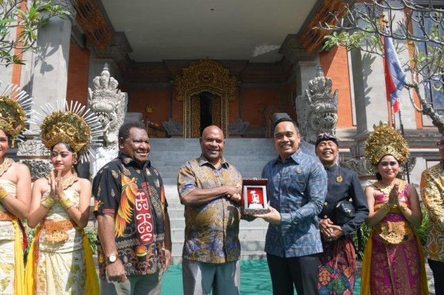 Wakil Ketua BKSAP Putu Supadma Rudana saat bertukar cenderamata usai melakukan pertemuan bilateral dengan Parlemen Papua Nugini. 