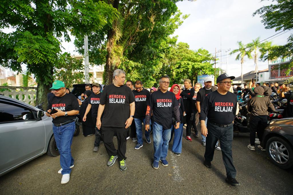 Semarakkan Merdeka Belajar, Unand Gelar Jalan Sehat dan Aksi Bersih Pantai