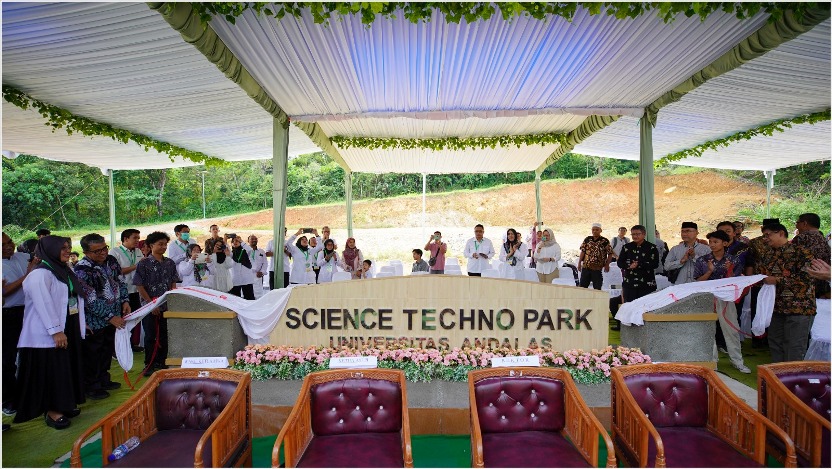 Universitas Andalas (Unand) Prof. Yuliandri meresmikan gedung Science Techno Park (STP) di samping Fakultas Teknik, Undand, Padang, Sumbar, Jumat (19/5).