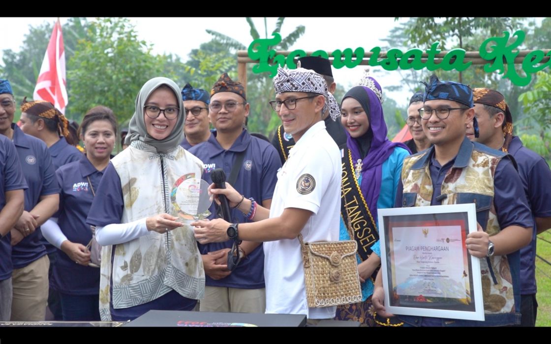 Dengan didampingi Wakil Kota Tngsel Pilar Saga Ichsan, Menparekraf Sandiaga Uno mengunjungi Kampung Eco Wisata Keranggan di Tangsel. 