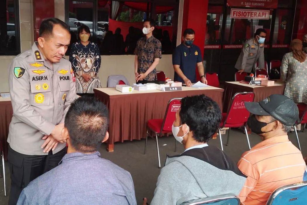 Kapusdokkes Polri Irjen Asep Hendradiana sedang berbincang dengan calon pasien operasi katarak gratis. 