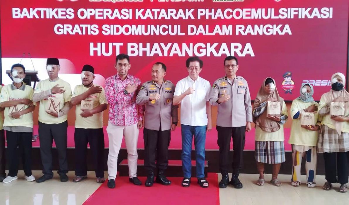 Dirut SidoMuncul Irwan Hidayat (ke-5 dari kanan) diapit Kapusdokkes Polri Irjen Asep Hendradiana dan Kepala RS Polri Kramat Jati Brigjen Pol Haryanto.