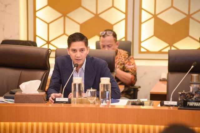 Wakil Ketua Komisi IV DPR RI G. Budisatrio Djiwandono dalam Rapat Kerja Komisi IV DPR dengan KLHK di Gedung Nusantara, Senayan, Jakarta, Senin (12/6)