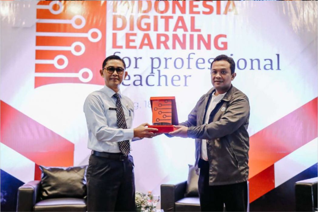Senior Manager Pemberdayaan Sosial dan Lingkungan Telkom Suharsono (kanan) menyerahkan cindera mata kepada Kepala Dinas Pendidikan Kabupaten Sumedang Agus Wahidin dalam acara digital bootcamp Indonesia Digital Learning (IDL).