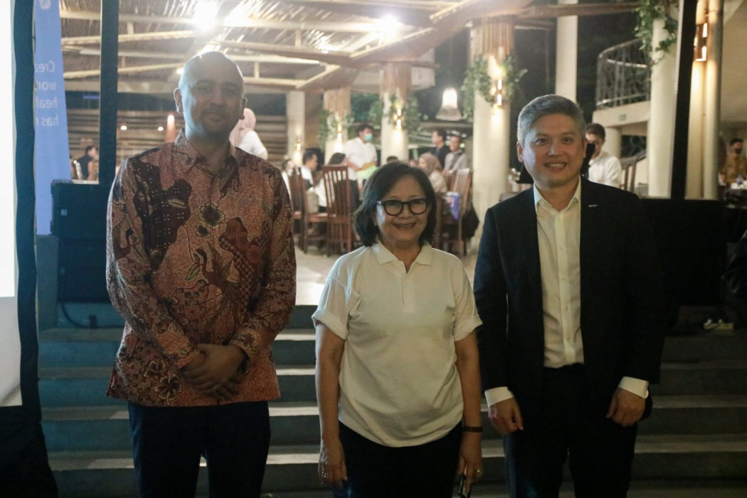 Dari kiri: Executive General Manager Imaging, GE HealthCare ASEAN, Korea, and Australia, Vijay Subramaniam, Dokter Onkologi Radiasi, Prof.Dr. dr. Soehartati A.Gondowihardjo,SpRad(K), Onk, Rad, dan Elekta Senior Vice President Asia Pacific Japan, Marco Lee.