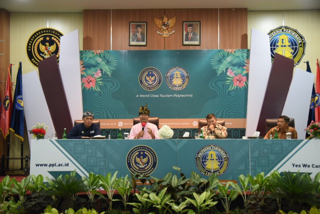 Anggota Komisi X DPR RI Mohammad Haerul Amri saat memimpin pertemuan Tim Kunjungan Kerja Spesifik Komisi X DPR RI di Kampus Poltekpar Lombok, NTB, Kamis (22/6).