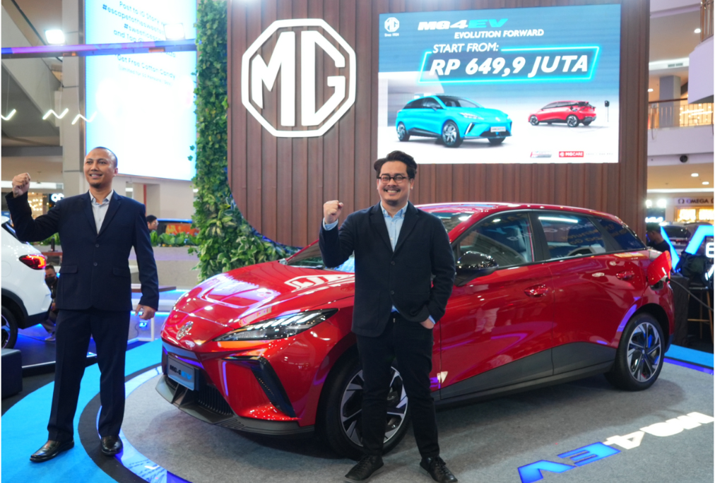 HARGA MG4 EV: Country Director MG Motor Indonesia Donny Septianto Kurniawan (kiri) bersama Marketing & PR Director MG Motor Indonesia Arief Syarifudin saat mengumumkan harga MG4 EV di The Forum Summarecon Mall Kelapa Gading 3 