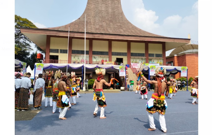 Pentas tarian caci di Festival Budaya Manggarai 2023.