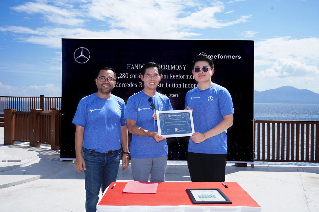 Gandeng Reeformers, Mercedes-Benz Tanam Terumbu Karang di Manado