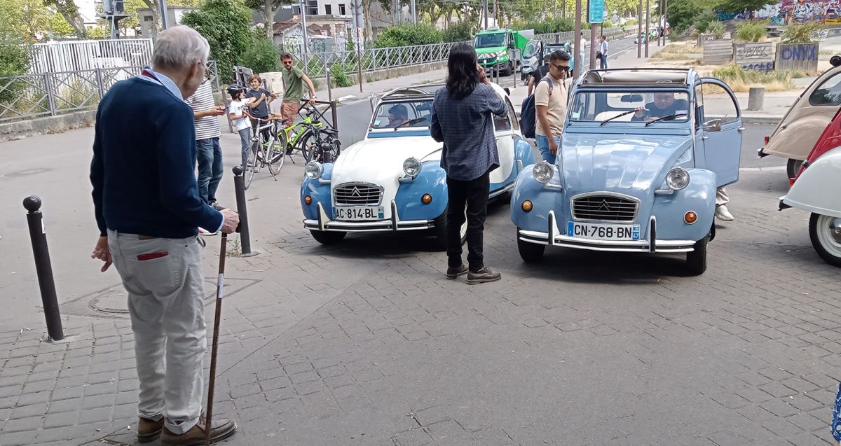 Berkeliling Kota Paris Mengendarai 'Karpet Ajaib' Citroen 2CV