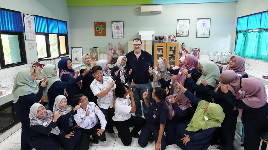Chris Patton, Academic Operations Manager EF Kids & Teens Indonesia bersama partisipan program usai melakukan aktivitas pelatihan Bahasa Inggris untuk guru SD dari wilayah Kepulauan Seribu. Prov. DKI Jakarta.