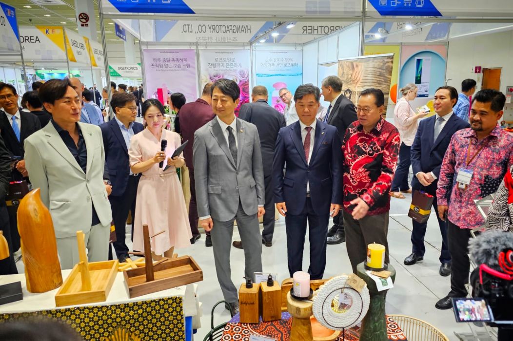 BNI Partisipasi KIF 2023: (Dari kiri) Trade Minister Dukgeun Ahn, dan Chairman of Koima, Kim Byung-Kwan mengunjungi booth BNI Xpora dalam Korean Import Fair 2023, Kamis (29/6).