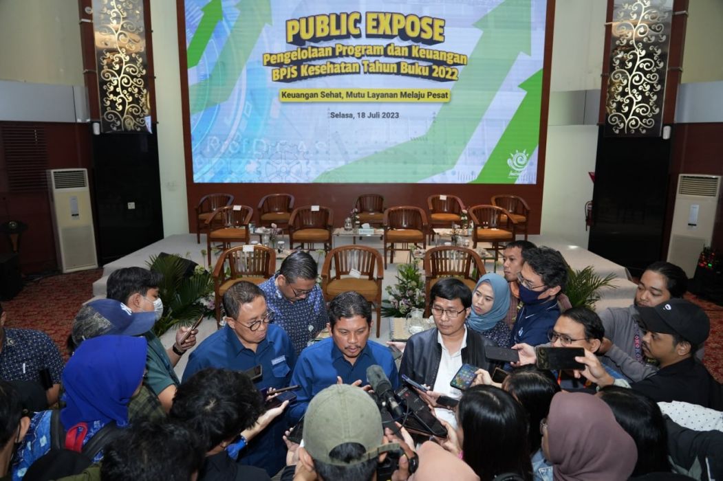 Dirut BPJS Kesehatan Ghufron Mukti diwawancarai wartawan usai kegiatan Public Expose Laporan Pengelolaan Program - Laporan Keuangan (LPP-LK) BPJS Kesehatan tahun 2022 di Jakarta, Selasa (18/07).