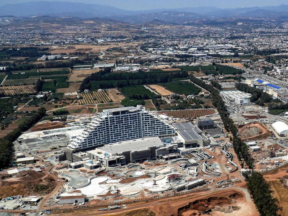 Pemandangan udara menampilkan pekerjaan konstruksi di hotel kasino City of Dreams Mediterranean di Limassol. (AFP/Roy Issa)