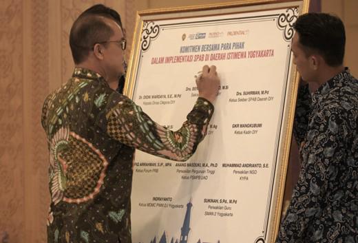 Drs. Beny Suharsono, M.Si, Sekretaris Daerah Pemprov DI Yogyakarta menandatangani “Komitmen Bersama Para Pihak dalam Implementasi Satuan Pendidikan Aman Bencana (SPAB)” di Yogyakarta, Jumat, (21/7),