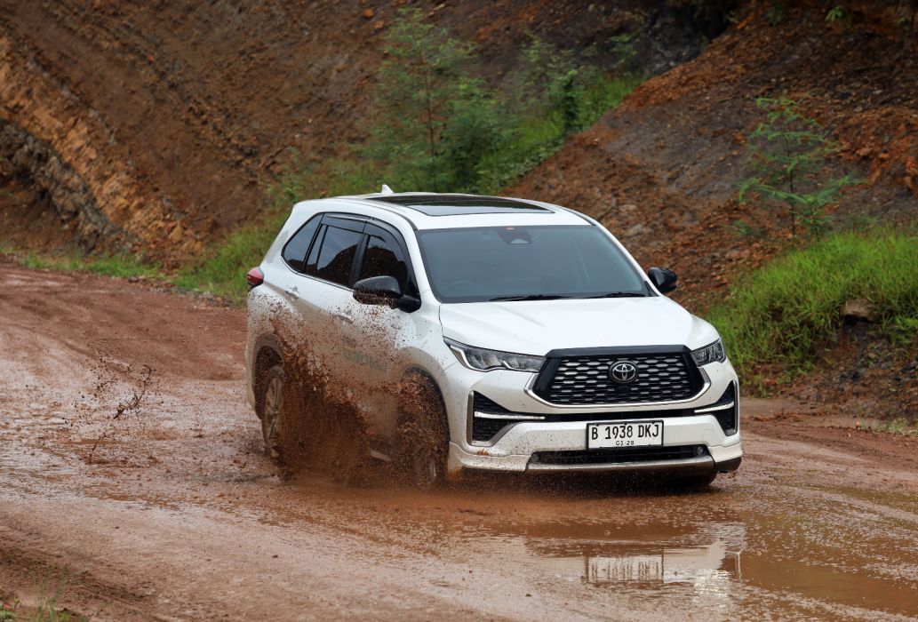 MENJELAJAH BALIKPAPAN-SANGATTA: Innova Zenix Hybrid melintas di kawasan tambang batu bara di Sangatta, Kutai Timur, Kalimantan Timur, Rabu (5/7).