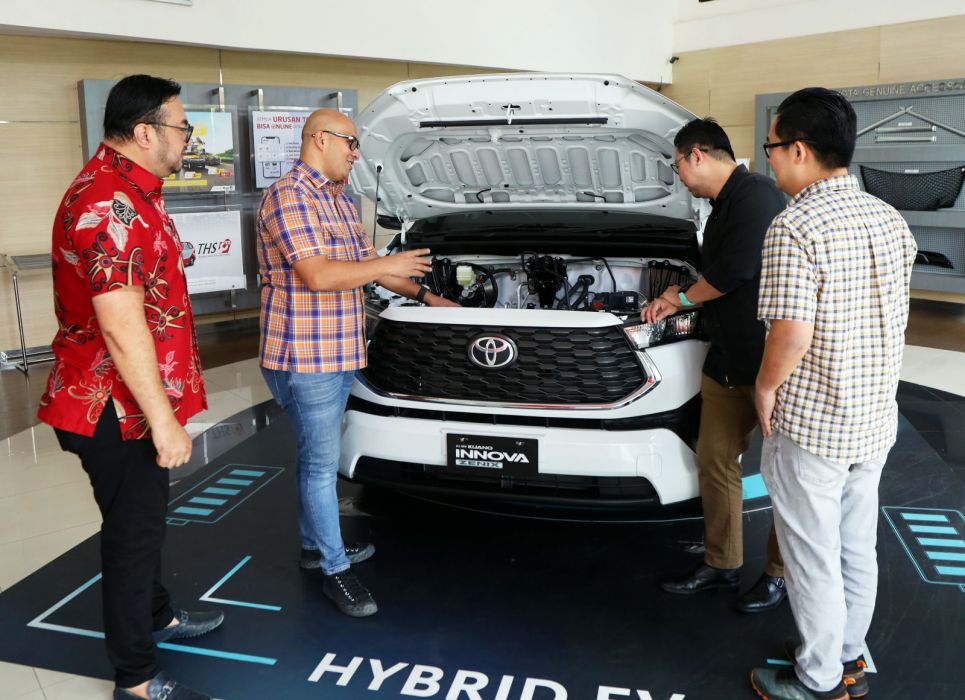 NYAMAN DAN HEMAT: Regional Business Division Head Jabar dan Kalimantan Auto 2000 Biyouzmal didampingi Branch Manager Auto 2000 Balikpapan MT Haryono, Denny Kurniaji (kiri) menjelaskan tentang kelebihan Innova Zenix Hybrid kepada konsumen (kanan) di Balikpapan, Kalimantan Timur, Rabu (5/7).