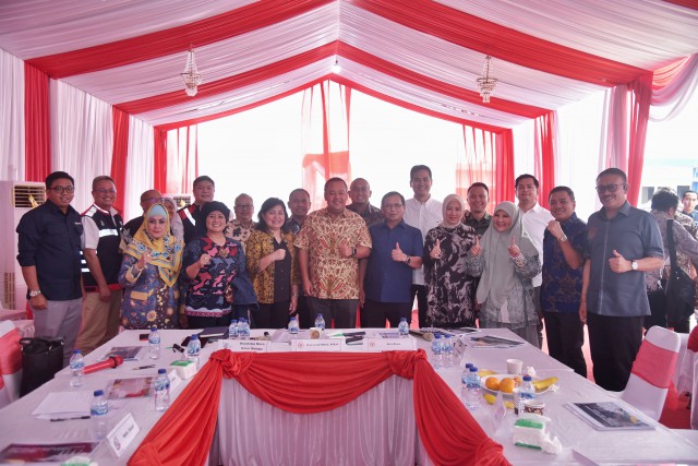 Wakil Ketua Komisi VI DPR RI Mohamad Hekal dalam foto bersama usai memimpin Tim Kunjungan Kerja Spesifik Komisi VI DPR RI ke Sukabumi, Jawa Barat, Selasa (29/8).