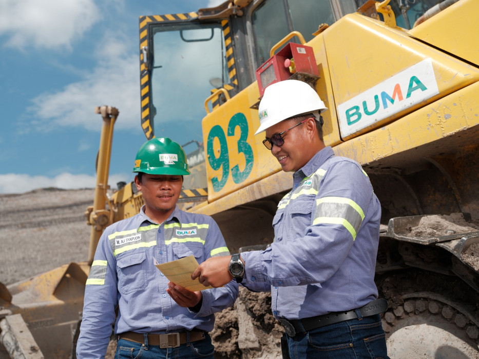 Karyawan PT Bukit Makmur Mandiri Utama (BUMA), anak perusahaan Delta Dunia Group (DOID), sedang melakukan pengecekan di salah satu lokasi operasional.