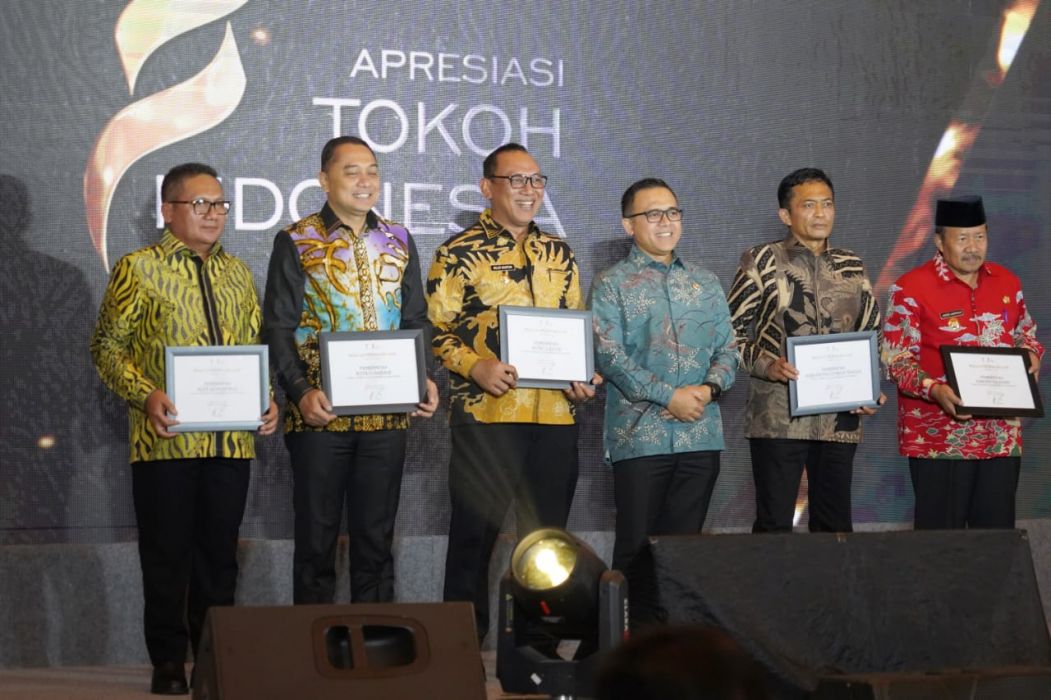 Pacu Pendidikan dan SDM, Wali Kota Helldy Raih Penghargaan Apresiasi Tokoh Indonesia 