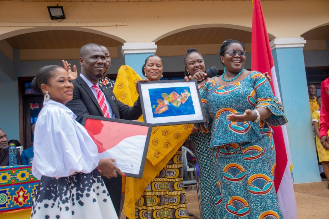 Konsul Kehormatan RI untuk Ghana H.E Paskal A.B Rois menerima cendera mata dari sekolah dasar di Accra dalam perayaan HUT ke-78 Kemerdekaan RI.