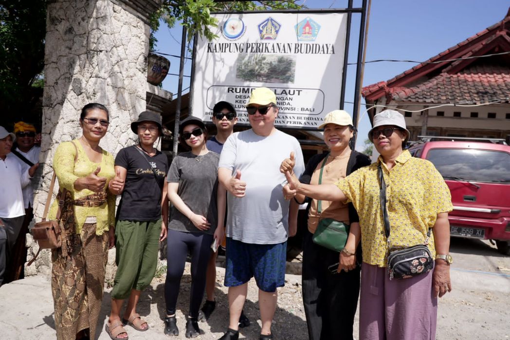 Menko Pereonomian Airlangga Hartarto meninjau lokasi budi daya rumput laut di Desa Lembongan, Nusa Lembongan, Kabupaten Klungkung, Provinsi Bali, Sabtu (12/08).