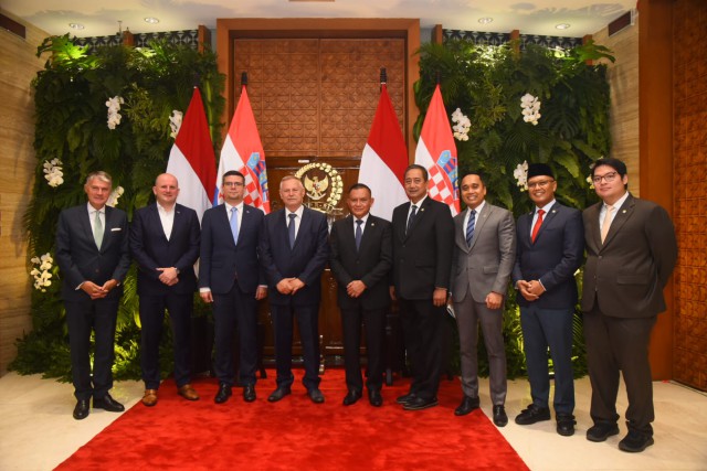 Wakil Ketua DPR RI Lodewijk F Paulus dalam foto bersama usai menerima kunjungan kehormatan delegasi Parlemen Kroasia (Sabor) di Ruang Delegasi, Gedung Nusantara III DPR RI, Senayan, Jakarta, Senin (28/8).