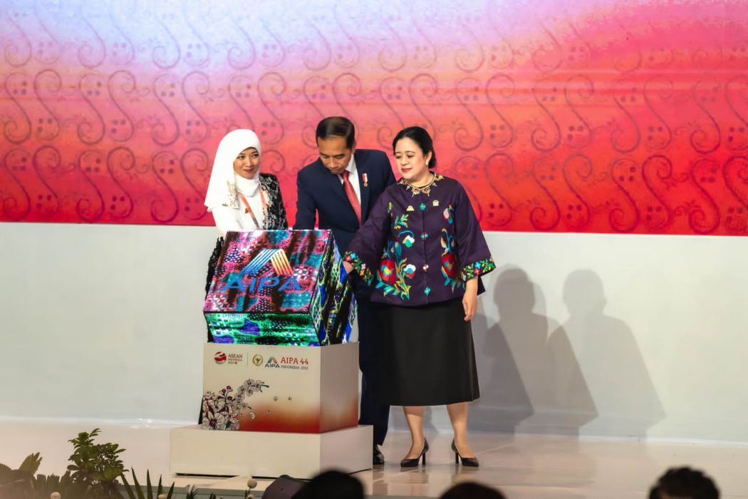 Ketua DPR RI Puan Maharani, Presiden Jokowi, dan Sekjen AIPA Siti Rozaimeriyanty Dato Haji Abdul Rahman membuka Sidang Umum AIPA ke-44 di Hotel Fairmont, Senayan, Jakarta Pusat, pada Senin (7/8).