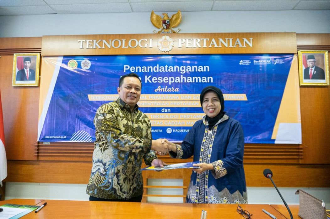 Penandatanganan MoU dilakukan Direktur Alsintan Direktorat Jenderal Prasarana dan Sarana Pertanian (PSP) Muhammad Hatta dan Dekan Fakultas Teknik Pertanian UGM Eni Harmayani.