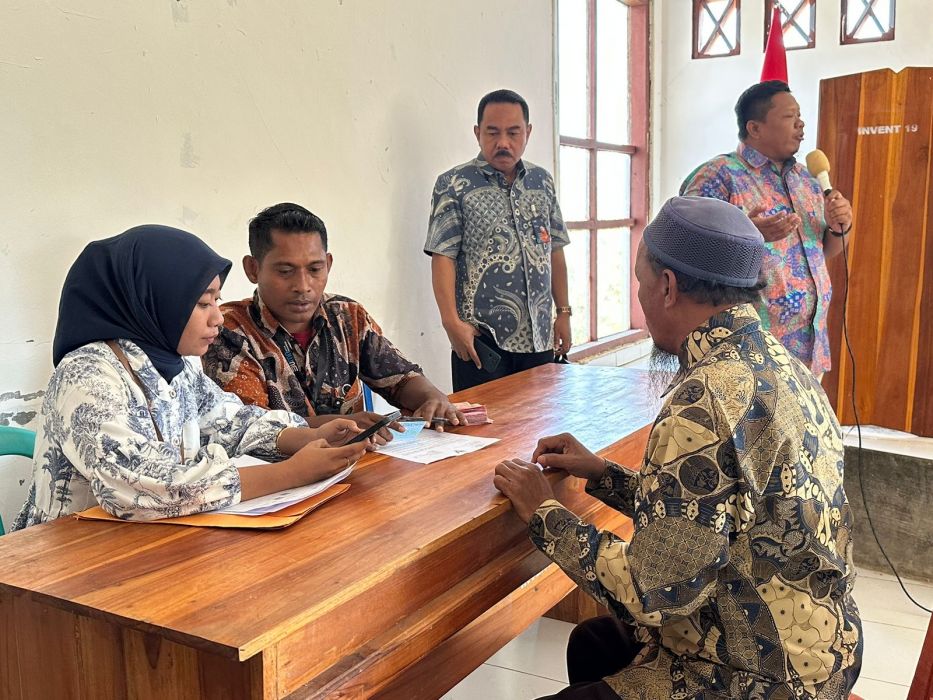 Pos Indonesia Salurkan Bansos Sembako dan PKH Tahap 3 di Daerah 3T