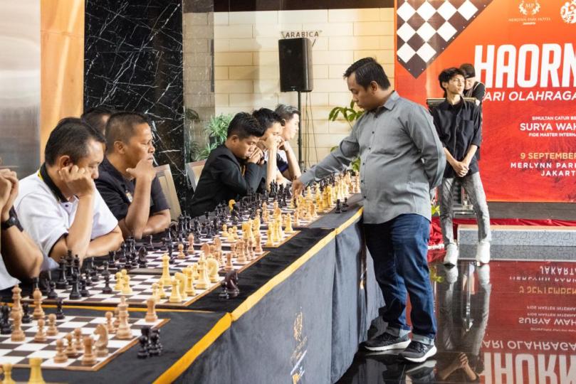 Sambut Haornas 2023, Merlynn Park Hotel Jakarta menggelar acara Simultan Catur yang melibatkan 30 pemain melawan FIDE Master International, Surya Wahyudi.