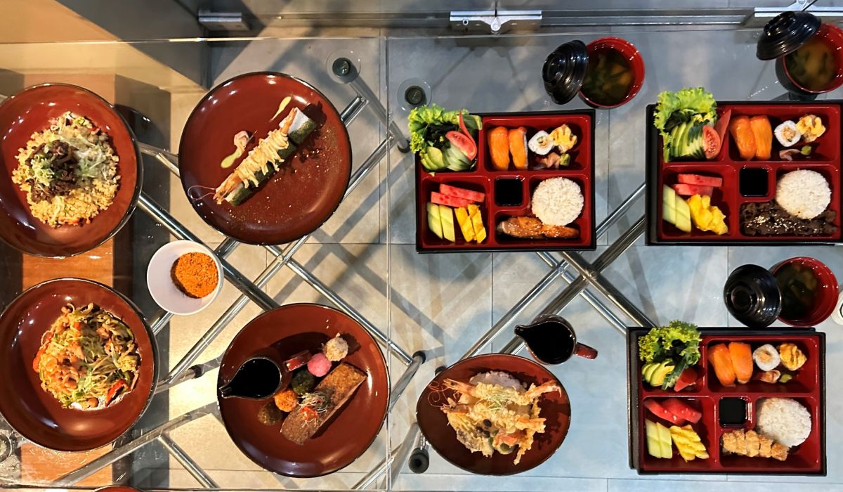Origami Rooftop Dining menyajikan variasi kuliner khas Jepang.