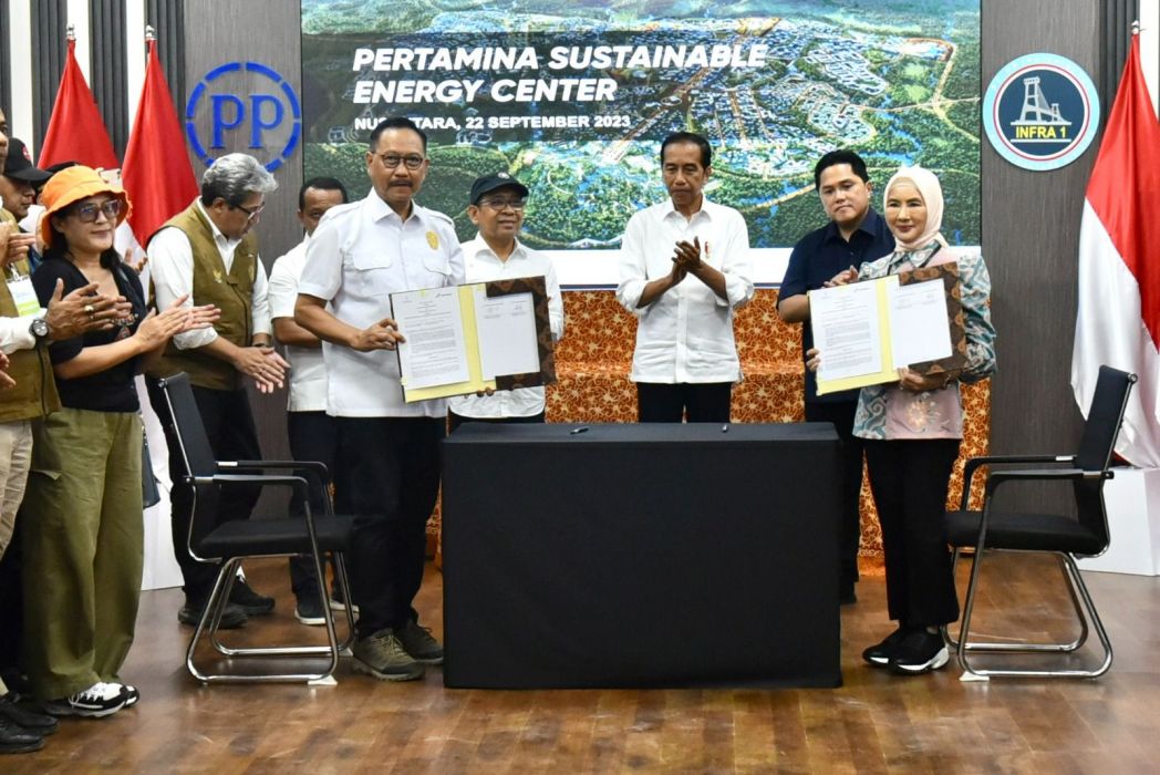 Acara penandatanganan dilakukan Dirut PT Pertamina Nicke Widyawati dan Kepala Otorita IKN Bambang Susantono yang disaksikan oleh Presiden RI Joko Widodo di Penajam Paser Utara, Kaltim, Jumat (22/9).