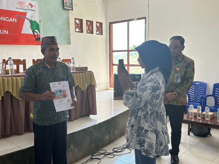 Pos Indonesia Kembali Salurkan Bansos PKH Tahap 3 dari Daerah 3T di NTT