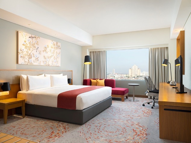  Holiday Inn & Suites Jakarta Gajah Mada dengan Infinity Pool Terbaik di Jakarta Barat 