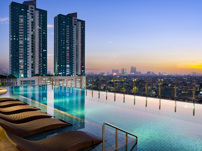  Holiday Inn & Suites Jakarta Gajah Mada dengan Infinity Pool Terbaik di Jakarta Barat 