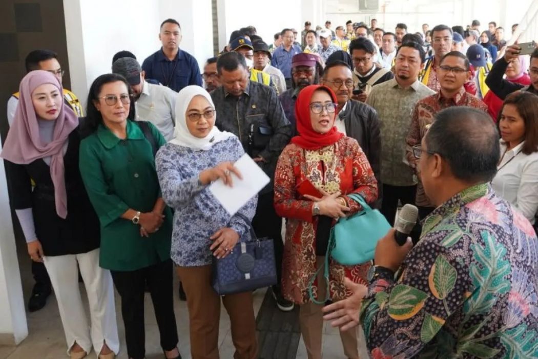 Ketua Tim Kunjungan Kerja Spesifik Komisi V DPR Sadarestuwati (ketiga kiri) bersama rombongan anggota Komisi V pada saat melakukan peninjauan kesiapan operasional Pasar Induk Among Tani, Kota Batu, Jawa Timur, Jumat (8/9).