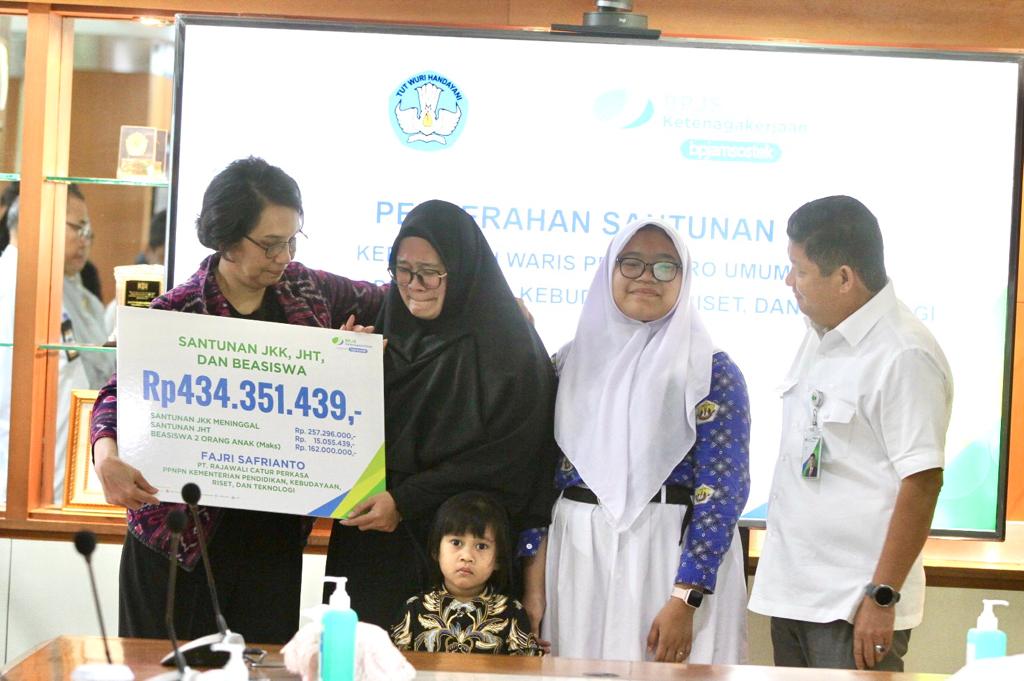 Acara penyerahan santunan kematian dan manfaat beasiswa pendidikan Rp434 juta kepada ahli waris atau keluarga pegawai PPNPN di Kantor Kemendikbudristek Jakarta, Senin (18/9).