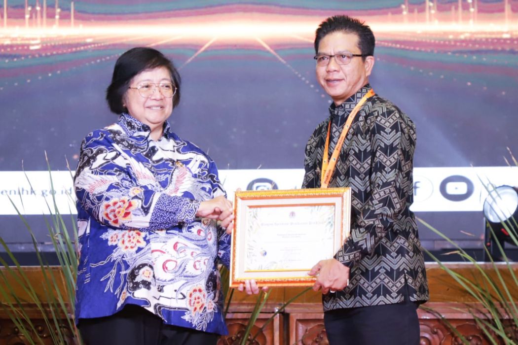 Bupati Dadang Supriatna memperoleh penghargaanPembina ProKlim Terbaik Tingkat Nasional 2023 dari Menteri LHK Siti Nurbaya di Jakarta, Selasa (24/10).